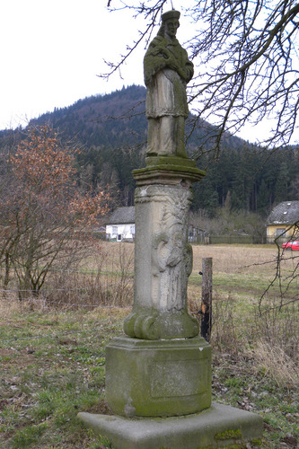 Pilíř se sochou Sv. Jana Nepomuckého v Martínkovicích
