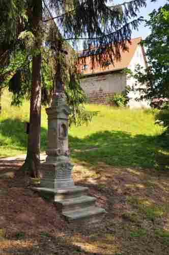 Kamenný pilíř se symboly víry a lásky v Martínkovicích